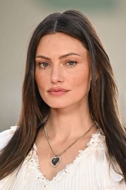 Photo of Phoebe Tonkin