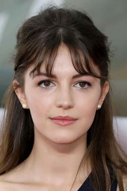 Photo of Ella Hunt