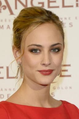 Photo of Nora Arnezeder