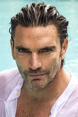 Photo of Julián Gil