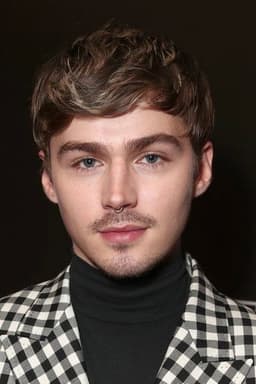Photo of Miles Heizer