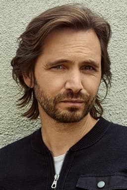 Photo of Aaron Stanford